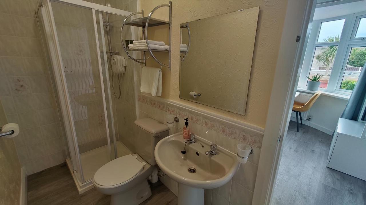 Orient B&B Хоулихед Екстериор снимка
