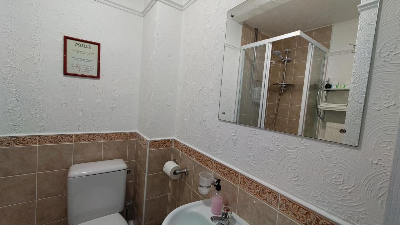 Orient B&B Хоулихед Екстериор снимка