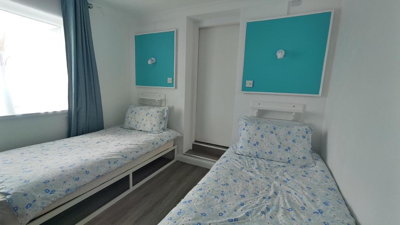 Orient B&B Хоулихед Екстериор снимка