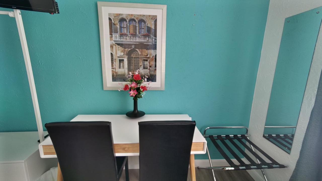 Orient B&B Хоулихед Екстериор снимка