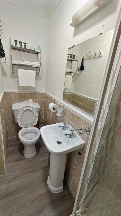 Orient B&B Хоулихед Екстериор снимка