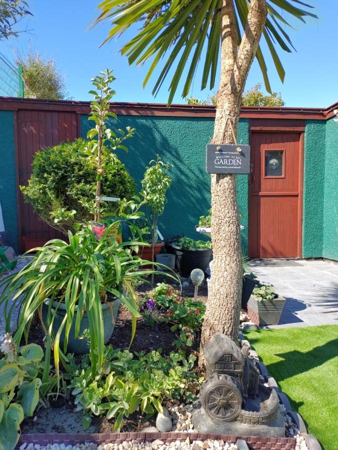 Orient B&B Хоулихед Екстериор снимка