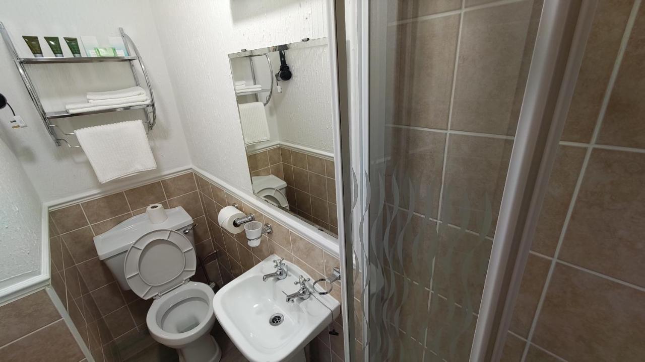 Orient B&B Хоулихед Екстериор снимка