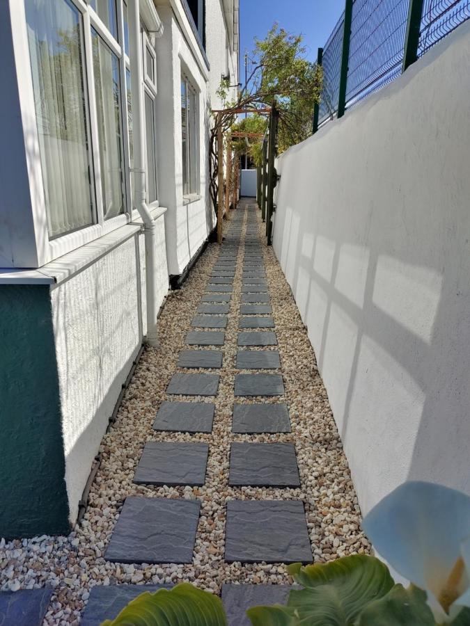 Orient B&B Хоулихед Екстериор снимка