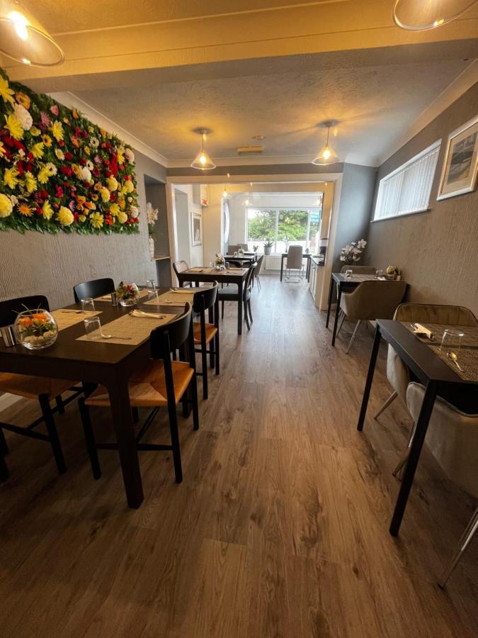 Orient B&B Хоулихед Екстериор снимка