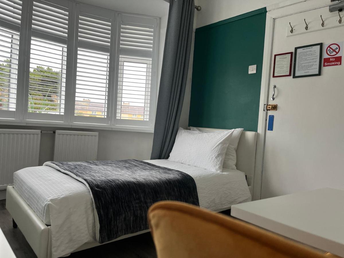 Orient B&B Хоулихед Екстериор снимка