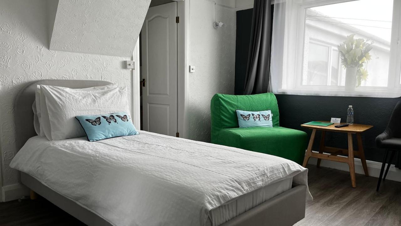 Orient B&B Хоулихед Екстериор снимка